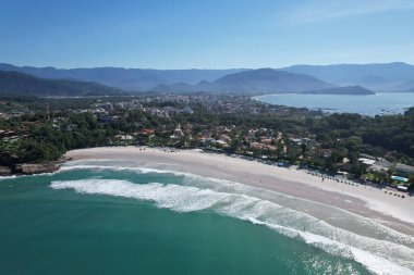 Güneşli bir günde Ubatuba, Sao Paulo, Brezilya 'da Tenorio sahilinin hava manzarası. Yüksek kalite fotoğraf