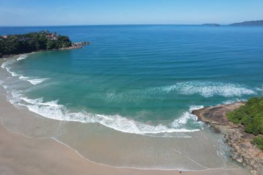 Güneşli bir günde Ubatuba, Sao Paulo, Brezilya 'da Tenorio sahilinin hava manzarası. Yüksek kalite fotoğraf