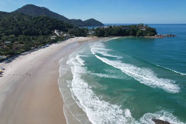 Güneşli bir günde Ubatuba, Sao Paulo, Brezilya 'da Tenorio sahilinin hava manzarası. Yüksek kalite fotoğraf