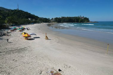 Güneşli bir günde Ubatuba, Sao Paulo, Brezilya 'da Tenorio sahilinin hava manzarası. Yüksek kalite fotoğraf