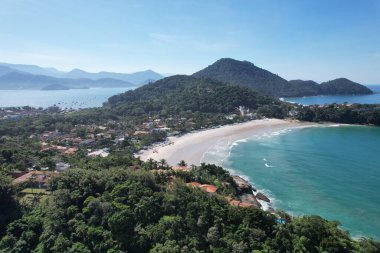 Güneşli bir günde Ubatuba, Sao Paulo, Brezilya 'da Tenorio sahilinin hava manzarası. Yüksek kalite fotoğraf
