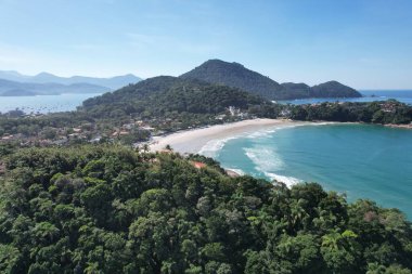 Güneşli bir günde Ubatuba, Sao Paulo, Brezilya 'da Tenorio sahilinin hava manzarası. Yüksek kalite fotoğraf