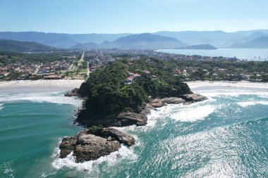 Brezilya, Sao Paulo, Ubatuba 'daki Praia Grande plajının havadan görüntüsü. Yüksek kalite fotoğraf