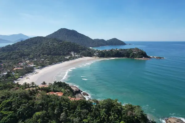 Güneşli bir günde Ubatuba, Sao Paulo, Brezilya 'da Tenorio sahilinin hava manzarası. Yüksek kalite fotoğraf