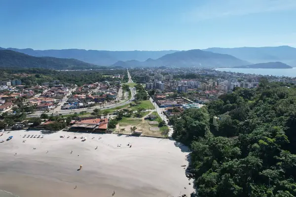 Brezilya, Sao Paulo, Ubatuba 'daki Praia Grande plajının havadan görüntüsü. Yüksek kalite fotoğraf