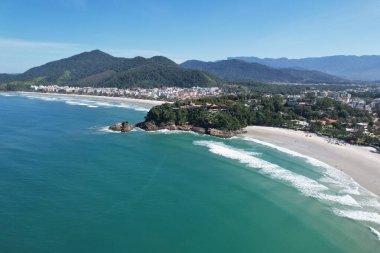Tenorio ve Praia Grande plajlarının havadan görünüşü ve aralarındaki therock, Ubatuba, Sao Paulo, Brezilya. Yüksek kalite fotoğraf