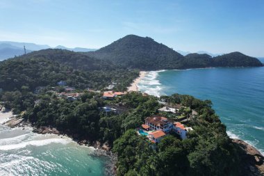 Tenorio ve Praia Grande plajlarının havadan görünüşü ve aralarındaki therock, Ubatuba, Sao Paulo, Brezilya. Yüksek kalite fotoğraf