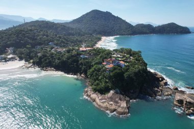 Tenorio ve Praia Grande plajlarının havadan görünüşü ve aralarındaki therock, Ubatuba, Sao Paulo, Brezilya. Yüksek kalite fotoğraf