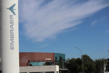 Taubate, Sao Paulo, Brezilya - 10 Haziran 2024: Güneşli bir günde Embraer EVE Brezilya kurulumlarından birinin görüntüsü. Şirketin girişinde daha havalı bir isim var. Yüksek kalite fotoğraf