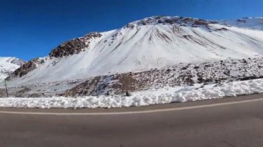 Uspatalla, Arjantin yakınlarındaki And Dağları 'ndaki yol manzarası Panorama Dağları, Şili' ye giden yol... 