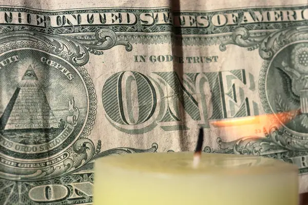 Dolar enflasyonu kavramı, mum yangınına karşı bir dolar banknot, Amerikan para birimi değer kaybı.