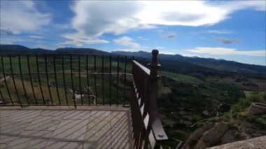 İspanya, Ronda 'dan Puente Nuevo' dan büyük bir kanyonun üstünde.