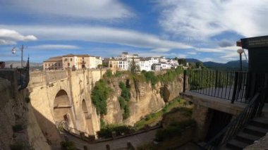 İspanya, Ronda 'dan Puente Nuevo' dan büyük bir kanyonun üstünde.