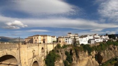 İspanya, Ronda 'dan Puente Nuevo' dan büyük bir kanyonun üstünde.