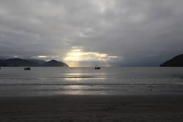 Itagua Körfezi 'nde gün doğumu, Ubatuba, Brezilya. Yüksek kalite fotoğraf