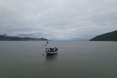 Brezilya 'nın Ubatuba plajında gün doğumunda çok renkli bir gökyüzü. Yüksek kalite fotoğraf