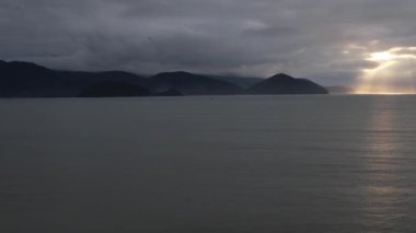 Itagua 'da gün doğumu, Ubatuba Sao Paulo, Brezilya. Yüksek kalite 4k görüntü