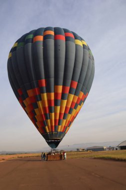 Mavi gökyüzüne karşı uçan kırmızı balon. Yüksek kalite fotoğraf