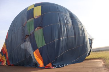 Çimlerin üzerinde sönmüş sıcak hava balonu var. Yüksek kalite fotoğraf