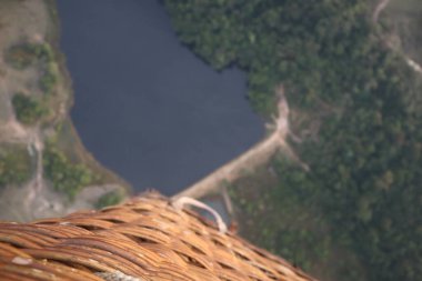 Bir sepet sıcak hava balonundan tepeden aşağı görüntü. POV, anten. Yüksek kalite fotoğraf