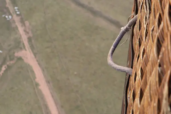 Bir sepet sıcak hava balonundan tepeden aşağı görüntü. POV, anten. Yüksek kalite fotoğraf