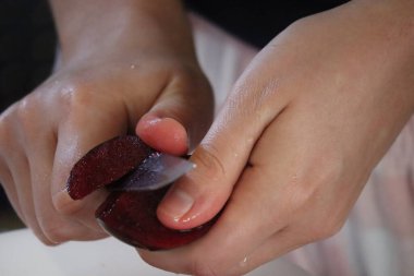 Mavi bir su havuzunda yüzen sarı kakao kabuğu. Yüksek kalite fotoğraf