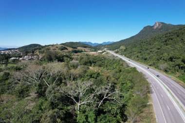 Florianopolis şehrinde yeni bir çevre yolu açıldı. Açılış gününde, hava manzaralı, güçlü güneş ışığı altında.