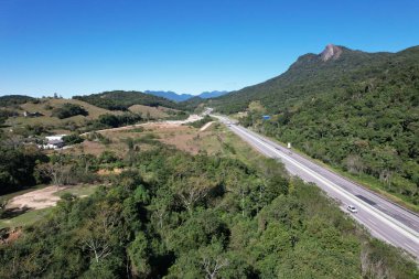 Florianopolis şehrinde yeni bir çevre yolu açıldı. Açılış gününde, hava manzaralı, güçlü güneş ışığı altında.