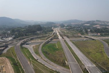 Sao Paulo, Brezilya - 4 Eylül 2024: Fernao Dias otoyolunun havadan görünüşü, BR 381, Sao Paulo çevre yolu ile kavşağında