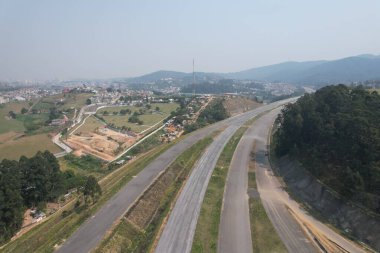 Sao Paulo, Brezilya - 4 Eylül 2024: Fernao Dias otoyolunun havadan görünüşü, BR 381, Sao Paulo çevre yolu ile kavşağında