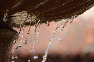 Parktaki çeşmeden su damlıyor. Yüksek hızlı atış. Akıp giden nehirler 