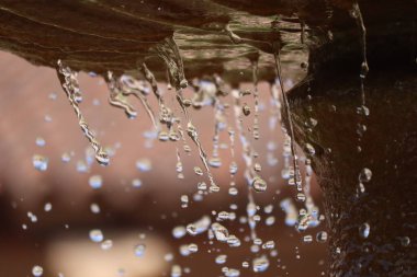 Parktaki çeşmeden su damlıyor. Yüksek hızlı atış. Akıp giden nehirler 