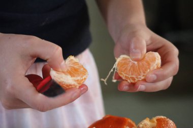 Genç kadın elleri mandalina ve bıçağı mandallar. Yüksek kalite fotoğraf