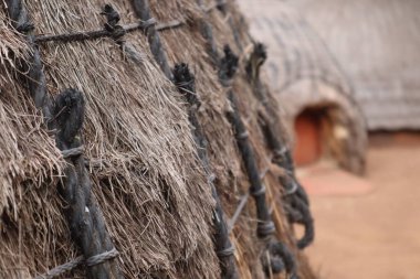 Çatının arka planına yakın çekim. Saman. Yüksek kalite fotoğraf