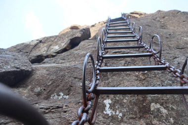 Amphiateron 'un tepesine, Drakensberg' deki Tugela Şelalesi 'ne giden Sentinel Trail' in tepesine zincirli merdivenler. Yüksek kalite fotoğraf