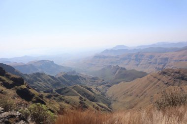 Sentinel Peak, 3165 metre, Güney Afrika 'daki Royal Natal Ulusal Parkı' ndaki amfitiyatronun bir parçası olarak. Yüksek kalite fotoğraf