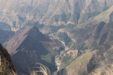 Sentinel Peak, 3165 metre, Güney Afrika 'daki Royal Natal Ulusal Parkı' ndaki amfitiyatronun bir parçası olarak. Yüksek kalite fotoğraf