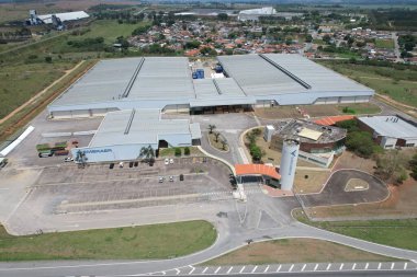 Taubate, SP, Brezilya - 3 Kasım 2024: Embraer EVE fabrikasının açık hava manzarası, Brezilya havacılık endüstrisi. Sadece editörler kullanır. Yüksek kalite fotoğraf. İlk Brezilya Evtol üretim sahası.