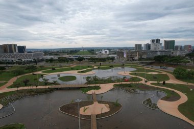 BRASILIA, BRAZIL - 9 Kasım 2024: Brezilya 'nın Anıtsal Ekseni' nin havadan görünüşü. Yüksek kalite fotoğraf