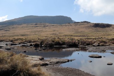Sentinel Peak, 3165 metre, Güney Afrika 'daki Royal Natal Ulusal Parkı' ndaki amfitiyatronun bir parçası olarak. Yüksek kalite fotoğraf
