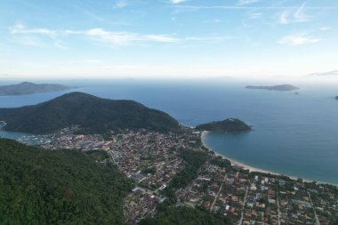 Gün batımında Lazaro Sahili, Ubatuba, Brezilya 'nın havadan görünüşü, altın kumlar, turkuaz sular, yemyeşil tepeler,.