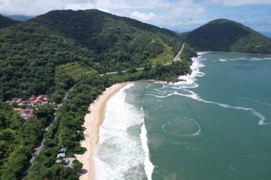 Güneşli bir günde Ubatuba, Brezilya 'daki Vermelha do Norte plajının hava manzarası