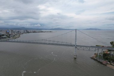 Florianopolis, Santa Catarina, Brezilya 'daki Ponte Hercilio Luz' un hava manzarası. Sabahları. Yüksek kalite fotoğraf