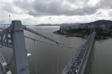 Florianopolis, Santa Catarina, Brezilya 'daki Ponte Hercilio Luz' un hava manzarası. Sabahları. Yüksek kalite fotoğraf