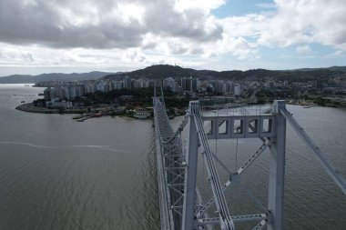 Florianopolis, Santa Catarina, Brezilya 'daki Ponte Hercilio Luz' un hava manzarası. Sabahları. Yüksek kalite fotoğraf