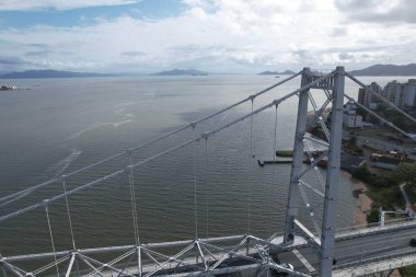 Florianopolis, Santa Catarina, Brezilya 'daki Ponte Hercilio Luz' un hava manzarası. Sabahları. Yüksek kalite fotoğraf