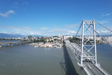 Florianopolis, Santa Catarina, Brezilya 'daki Ponte Hercilio Luz' un hava manzarası. Sabahları. Yüksek kalite fotoğraf