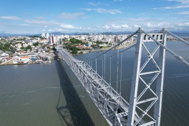 Florianopolis, Santa Catarina, Brezilya 'daki Ponte Hercilio Luz' un hava manzarası. Sabahları. Yüksek kalite fotoğraf
