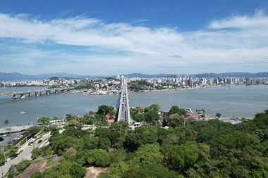Florianopolis, Santa Catarina, Brezilya 'daki Ponte Hercilio Luz' un hava manzarası. Sabahları. Yüksek kalite fotoğraf