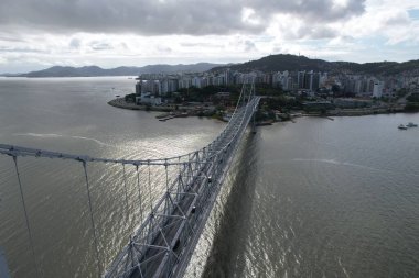 Florianopolis, Santa Catarina, Brezilya 'daki Ponte Hercilio Luz' un hava manzarası. Sabahları. Yüksek kalite fotoğraf